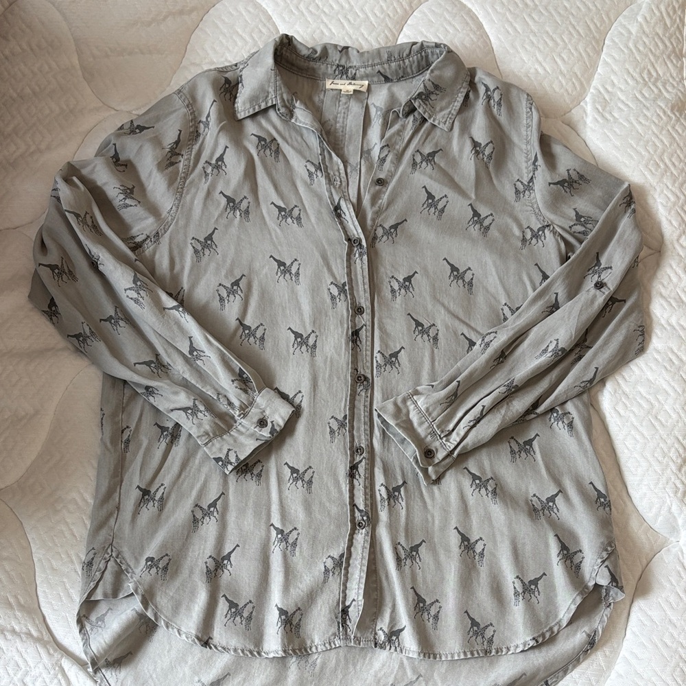 Light Gray giraffe Printed Button-Front Blouse